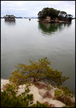Matsushima, classé un des plus beaux paysage du Japon. Bashô a été totalement subjugué par la beauté du lieu qu'il en a eu le ver coupé... Seul ce haiku très facile à retenir lui est sorti de la bouche : Matsushima ya Ah Ah Matsushima Matsushima ya 