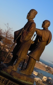Une des nombreuses statues de commémoration du passage de Bashô dans la région Tohoku (Ishinomaki)